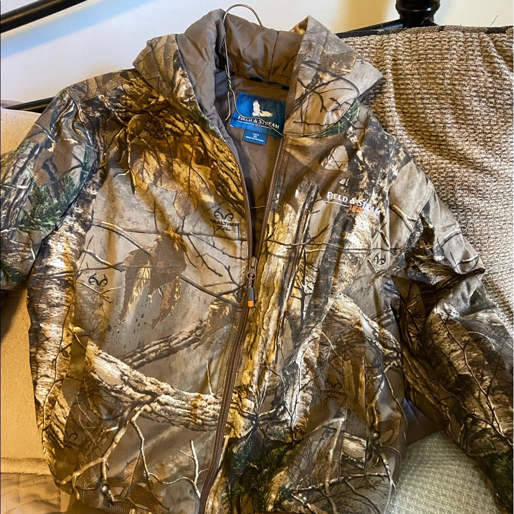 Youth XL Field and Stream camo hooded insulated jacket.